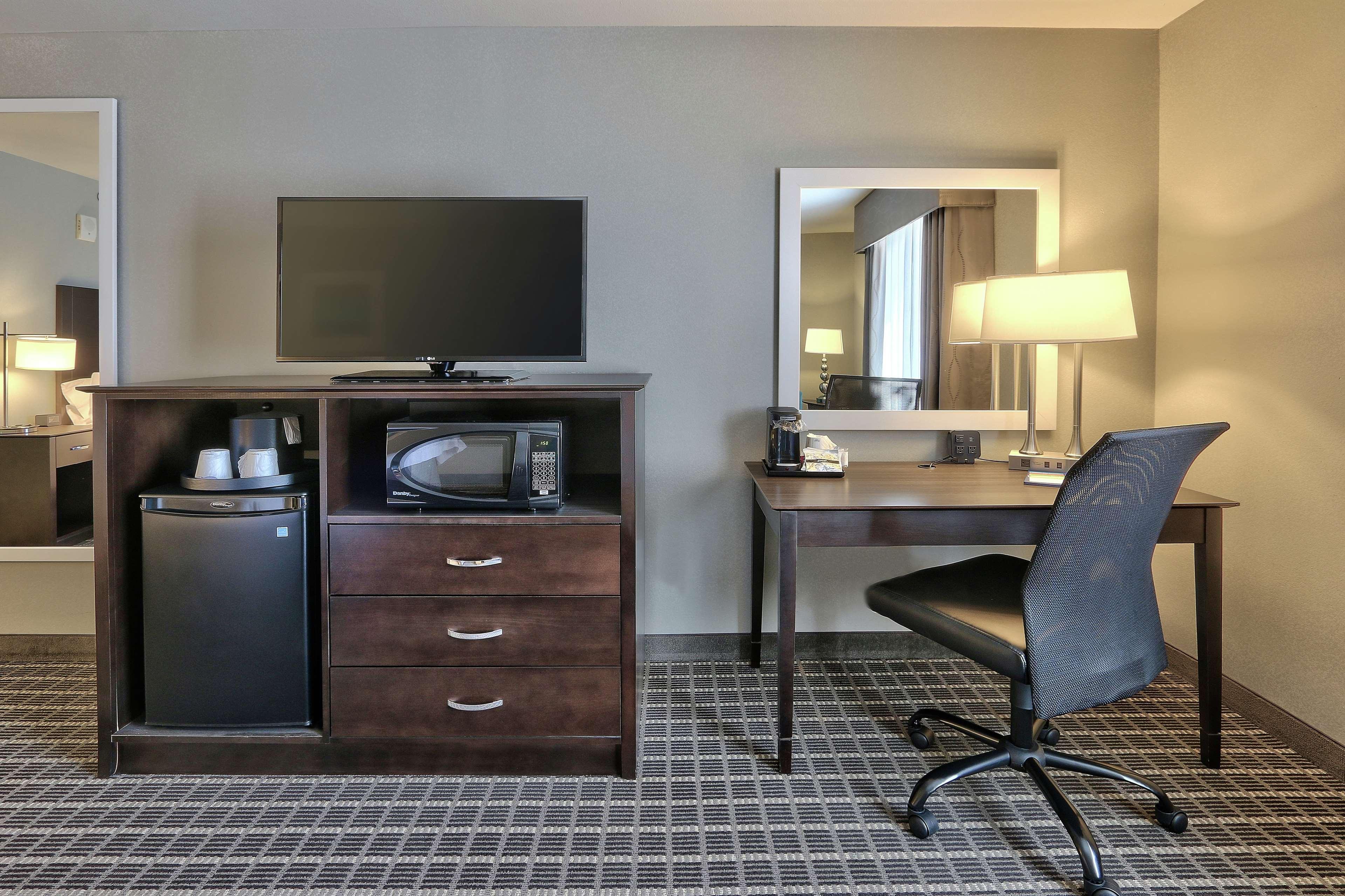 Hampton Inn & Suites Albuquerque Airport Exterior photo